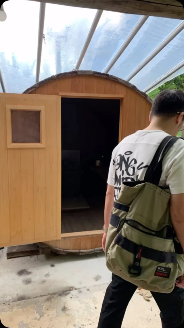 久世工業団地の納涼会で杉農園に行きました。
なぜ農園なのかですが、こちらの農園は今年3月に事業承継された所で、農園の価値を最大限に活かして農場と、レストラン、カフェを営業されています。
久世工業団地も約60年の間に事業承継を行い、現在はほぼ事業承継が完了し、2.3代目経営者にバトンが渡されています。
今回は、農園の代表による案内と、組合企業代表者との対談を実施し、様々な意見交換をしました。

農園で採れた野菜や果物を使ったお料理、クラフトビール、体に染み渡りました！#京都製作所 #久世工業団地 #金属加工 #トータルラインエンジニアリング #納涼会 #事業承継 #杉農園