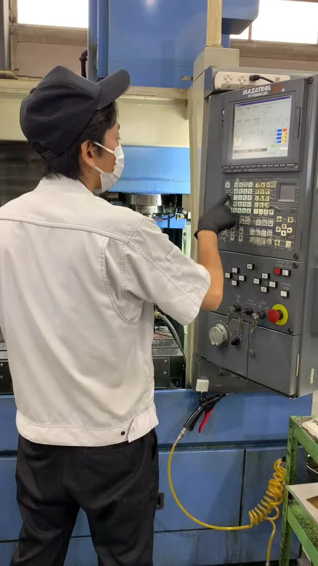 1.  CAD設計: CADソフトで製品の3Dモデルや2D図面を作成。形状や寸法を詳細に定義。
2.  CAMプログラミング: CADデータをCAMソフトに取り込み、加工パス（ツールパス）を生成。工具の種類、切削条件、加工順序を設定。
3.  NCコード生成: CAMソフトが加工パスを基にNCコード（Gコードなど）を生成。マシニングセンタが理解できる指示データ。
4.  マシンセットアップ: 工作機械に工具や材料をセット。NCコードをマシンに転送し、加工条件を確認。
5.  加工実行: マシニングセンタがNCコードに従い、材料を切削・加工。自動で高精度な部品を製造。
6.  検査・仕上げ: 加工後の部品を検査し、必要に応じて仕上げ処理（研磨や表面処理）を行う。
この流れで、設計から実際の部品製造まで効率的かつ高精度に進みます。