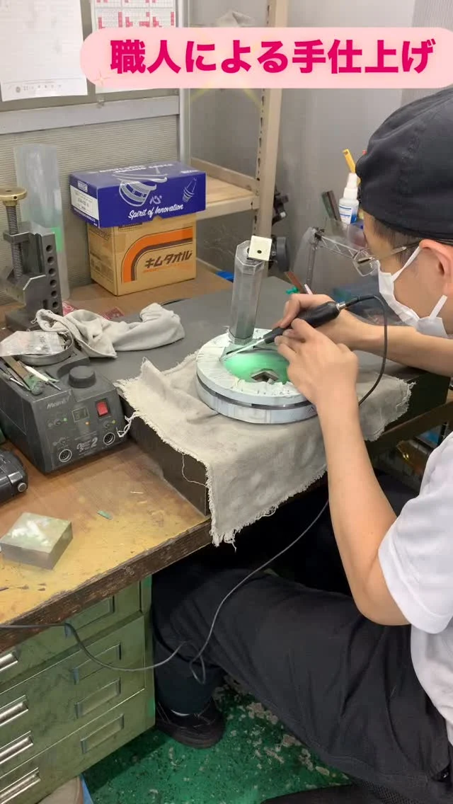 3Dプリンターで加工した部品の仕上げ作業。
複雑な形をいかに美しく仕上げるかは職人技！
部品に合わせてツールを手作りしたり、様々な工夫をして１つの製品ができます！
#京都製作所 #久世工業団地 #金属加工 #仕上げ #職人技