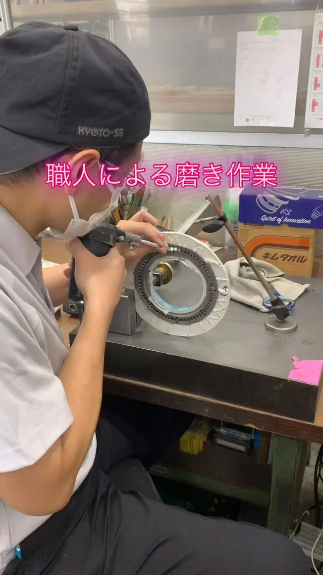 3Dプリンターで加工した部品の溝をひとつひとつ磨いていきます。
最後は職人技による仕上げ！！

#京都製作所 #久世工業団地 #金属加工 #トータルラインエンジニアリング #職人技